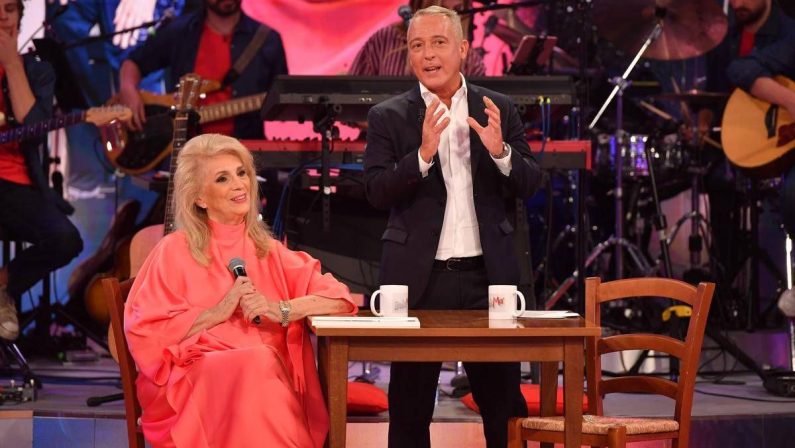 Iva Zanicchi scrive a De Martino: “Rispondimi’. Il siparietto a ‘BellaMa’