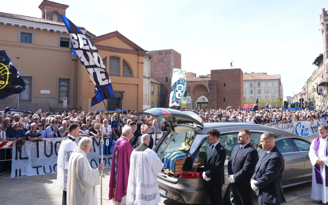 A Milano l’ultimo saluto a Sandro Mazzola, centinaia di tifosi presenti. Monsignor Faccendini: “Ha reso onore alla città”