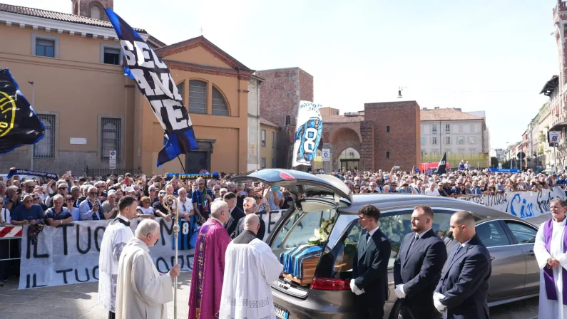 A Milano l’ultimo saluto a Sandro Mazzola, centinaia di tifosi presenti. Monsignor Faccendini: “Ha reso onore alla città”