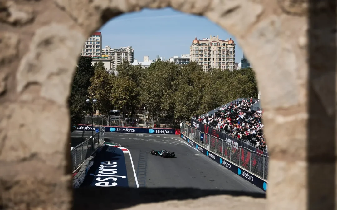 F1 GP Azerbaijan, la Mercedes domina le libere: Russell davanti ad Antonelli, Leclerc 4°