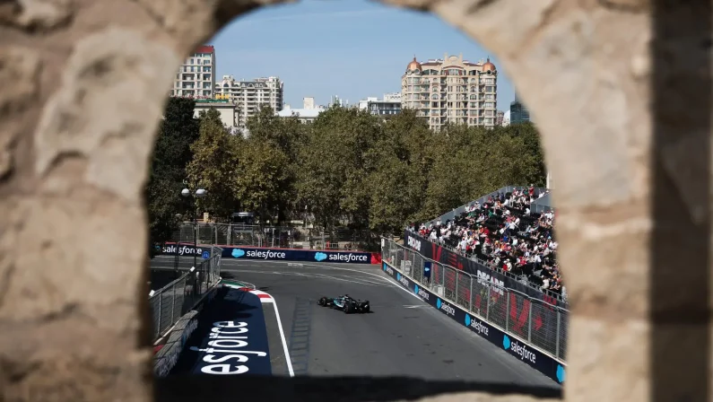 F1 GP Azerbaijan, la Mercedes domina le libere: Russell davanti ad Antonelli, Leclerc 4°