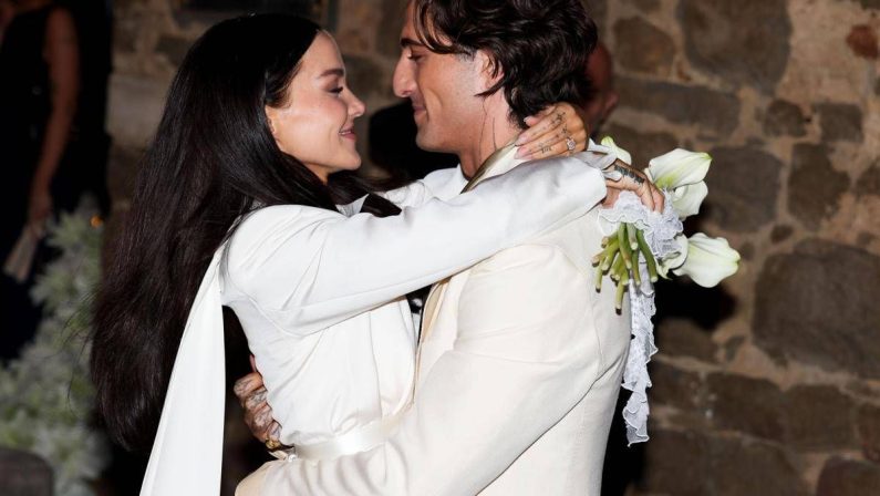 Damiano David, tra le foto del matrimonio spunta… Victoria De Angelis: gli indizi sulla reunion dei Maneskin