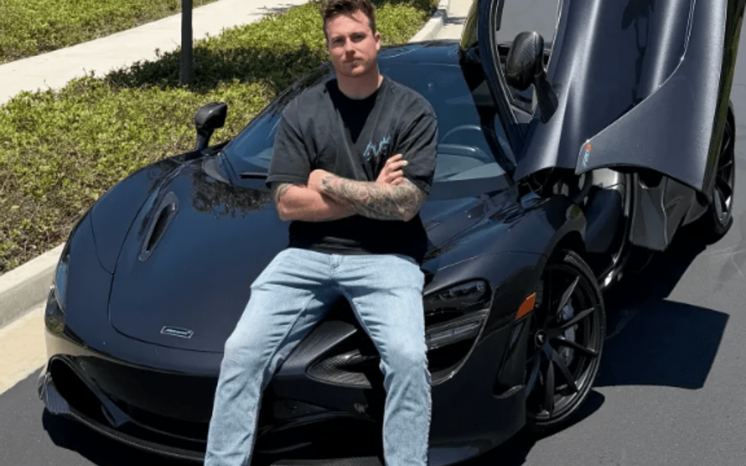 Finisce con la sua McLaren contro un albero e l’auto prende fuoco: morto a 27 anni l’influencer James Wehr