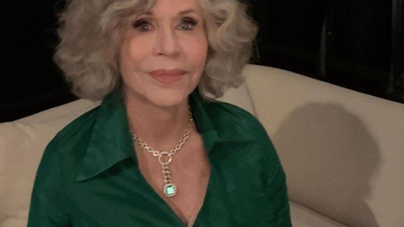 Jane Fonda contro Trump: “Tempi spaventosi e pericolosi negli Usa, fermiamo l’autoritarismo”