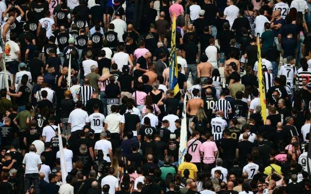Spalle al campo durante 1′ di silenzio per Mazzola, Juve multata di 10.000 euro