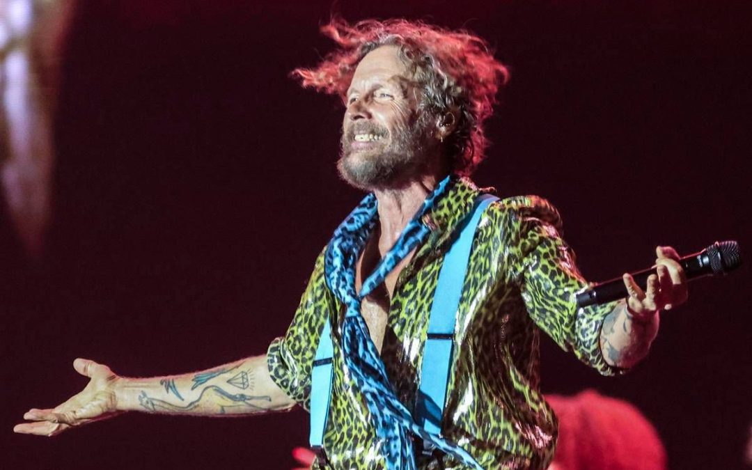 Jovanotti, è qui la festa: i 60 anni di Lorenzo, l’eterno ragazzo fortunato della musica italiana