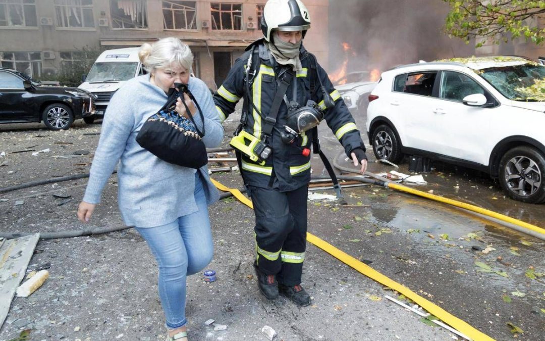 Ucraina, attacco nella notte a Kiev: danni e incendi. Zelensky: “8000 truppe nordcoreane in Russia”