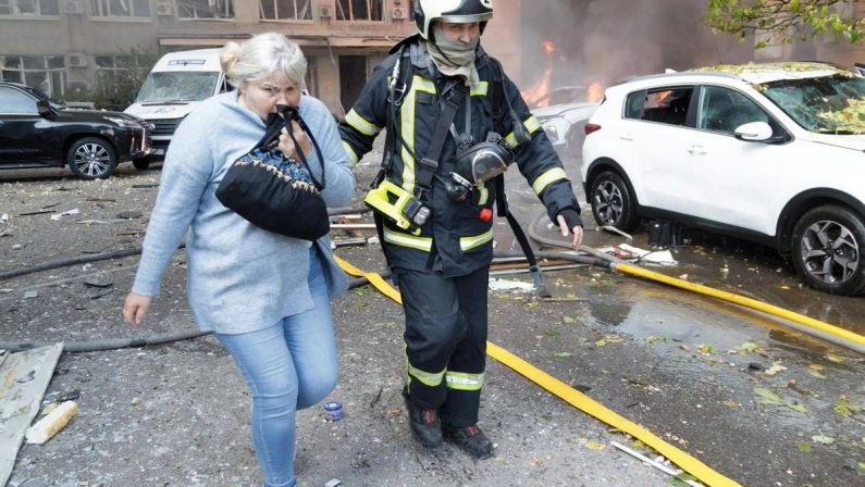 Ucraina, attacco nella notte a Kiev: danni e incendi. Zelensky: “8000 truppe nordcoreane in Russia”