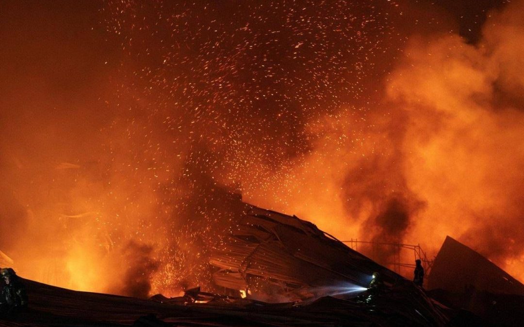 Ucraina ancora sotto attacco russo: raid su stazioni di servizio a Kiev, colpito mercantile a Odessa