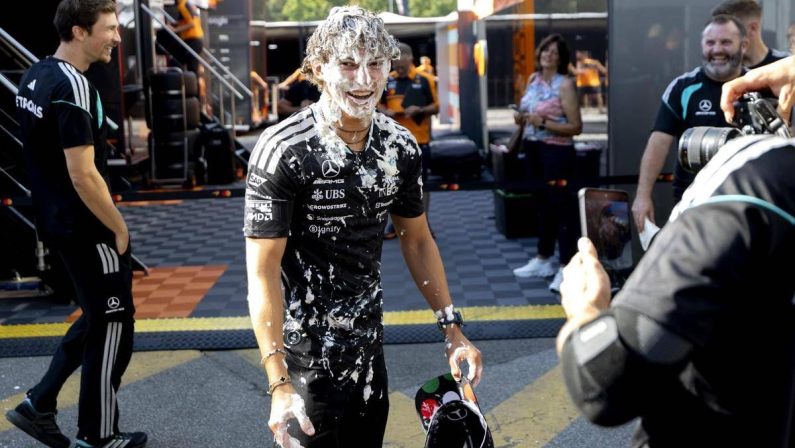 Antonelli, torta in faccia al Gp di Monza: la ‘vendetta’ del box Mercedes contro Kimi