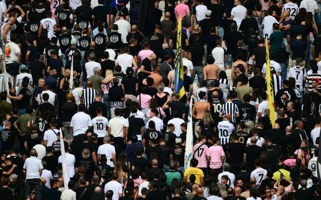 Curva Juve di spalle durante minuto di silenzio per Mazzola, cosa rischiano i bianconeri