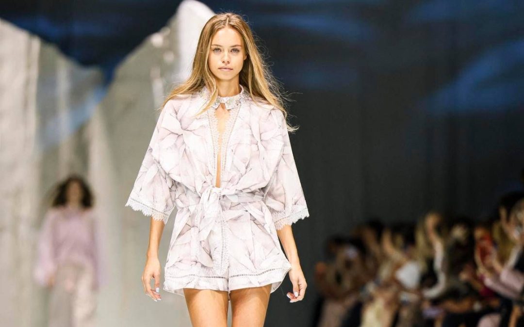Milano Fashion Week, anche la fidanzata di Sinner Laila Hasanovic sfila in passerella