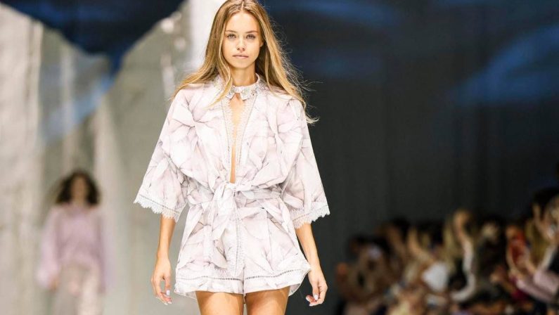 Milano Fashion Week, anche la fidanzata di Sinner Laila Hasanovic sfila in passerella