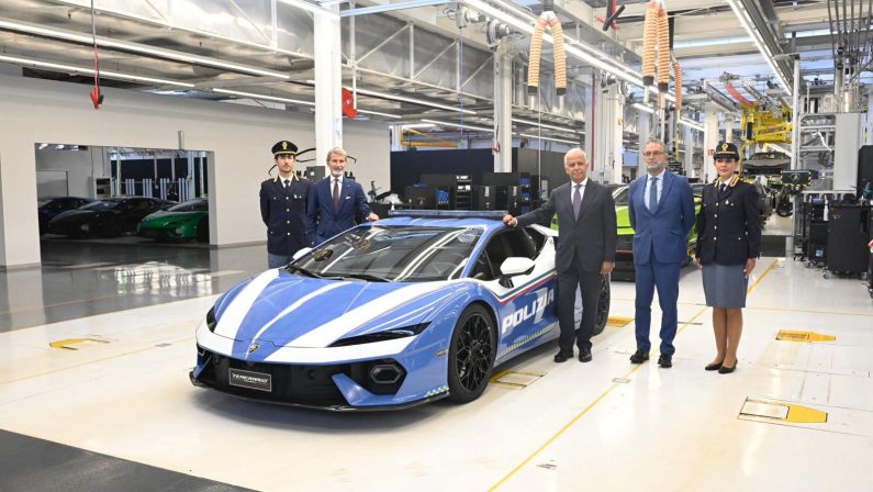 Automobili Lamborghini presenta la nuova Temerario per la Polizia di Stato
