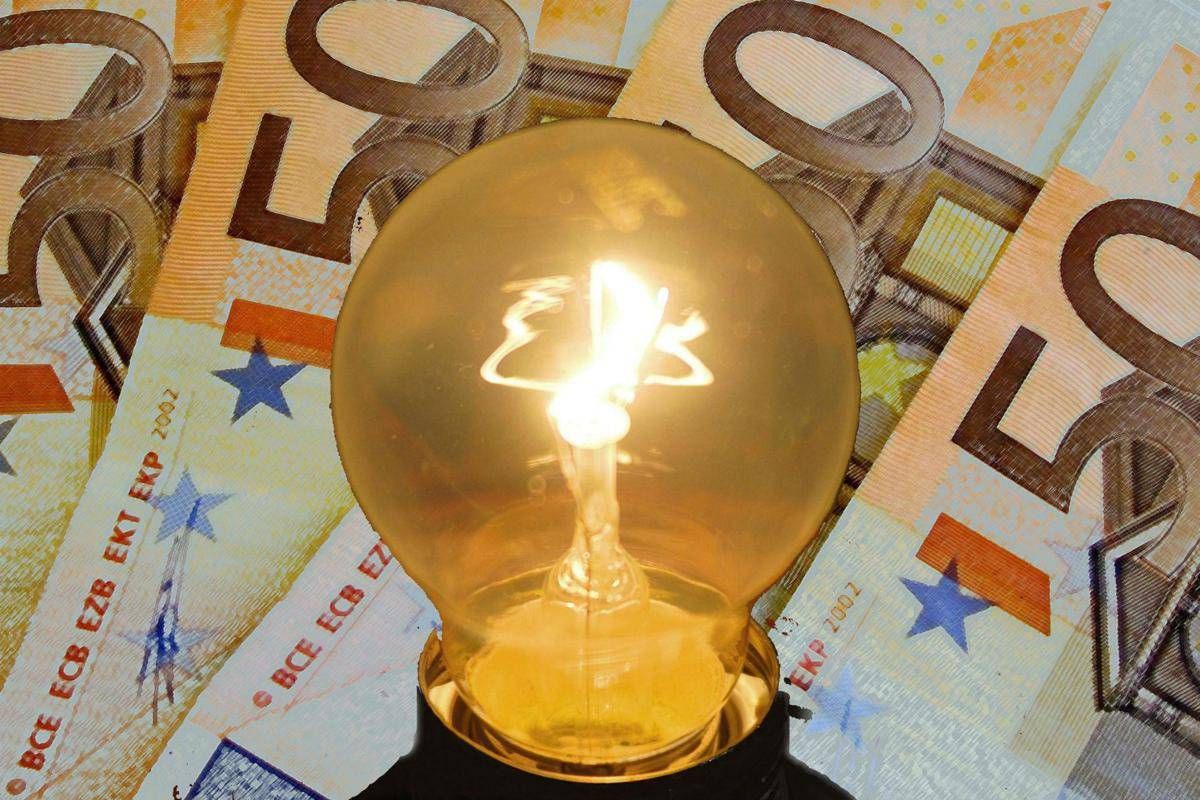 https://www.quotidianodelsud.it/wp-content/uploads/2026/09/lampadina-soldi-fg.jpeg