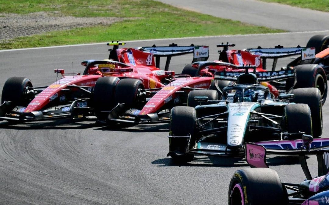 Gp Monza, scintille alla partenza: contatto Leclerc-Hamilton, poi Charles finisce a muro