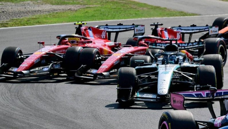Gp Monza, scintille alla partenza: contatto Leclerc-Hamilton, poi Charles finisce a muro
