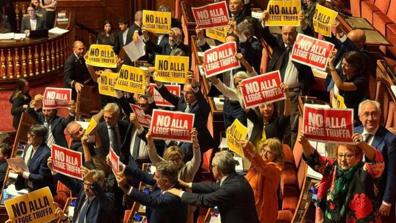 Legge elettorale, via libera del Senato. Protesta delle opposizioni in Aula