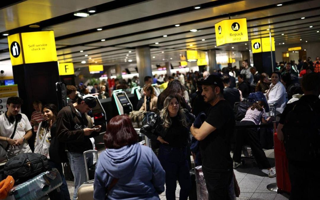 Caos voli nel Regno Unito, il bilancio: oltre 1.000 cancellati per un guasto tecnico