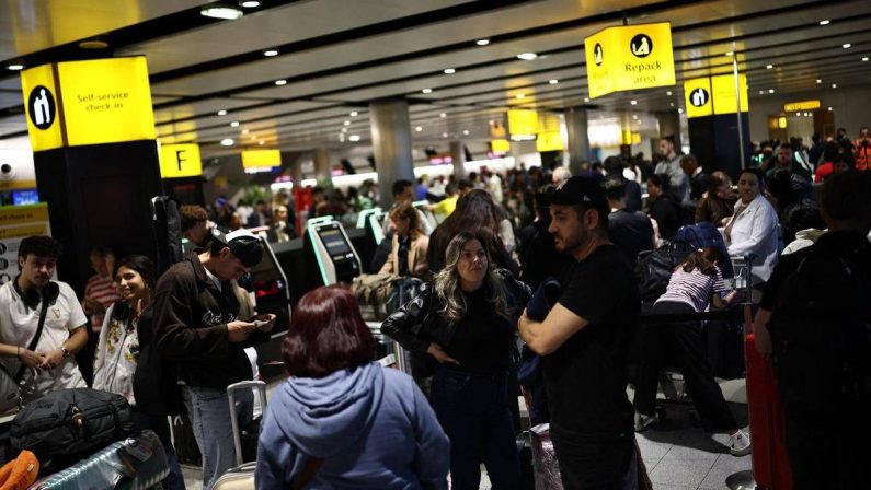 Caos voli nel Regno Unito, il bilancio: oltre 1.000 cancellati per un guasto tecnico