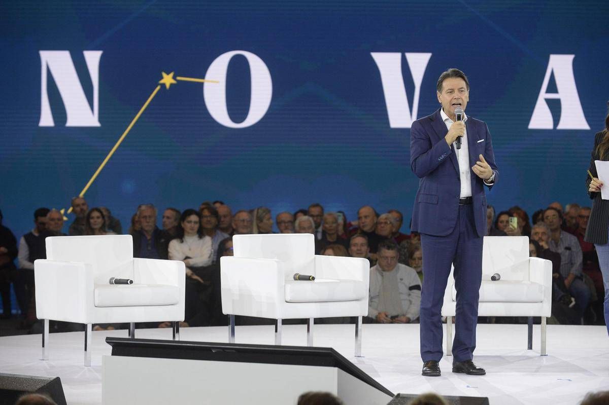 https://www.quotidianodelsud.it/wp-content/uploads/2026/09/m5s-nova-conte-palco-fg.jpeg
