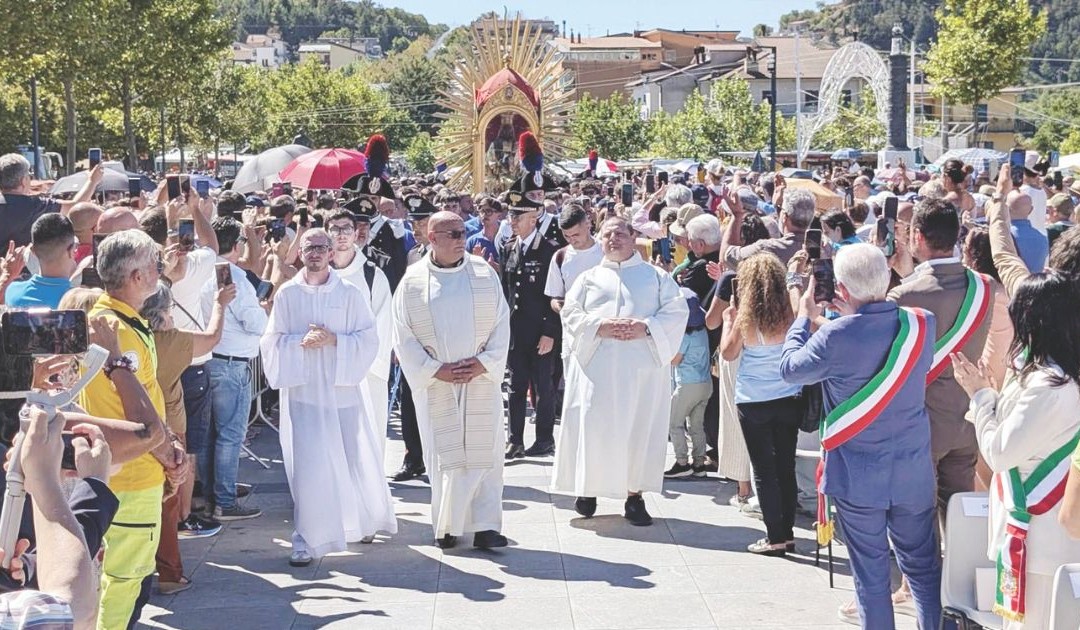 Viggiano, l’abbraccio della Madonna Nera