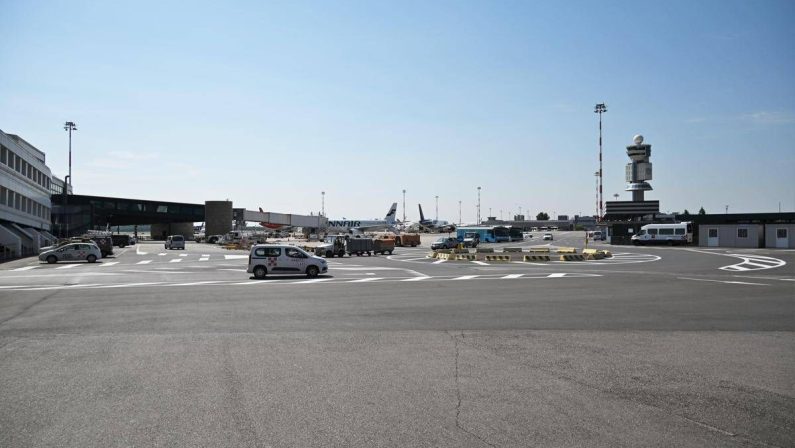 Principio d’incendio su volo Easyjet a Malpensa, passeggeri evacuati e scalo chiuso per un’ora