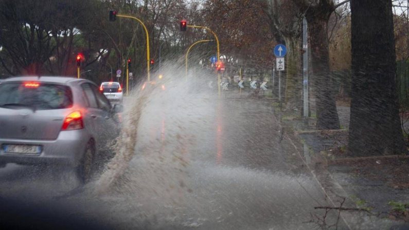 Maltempo sull’Italia, due morti: un decesso nel Senese, donna annega in auto a Udine