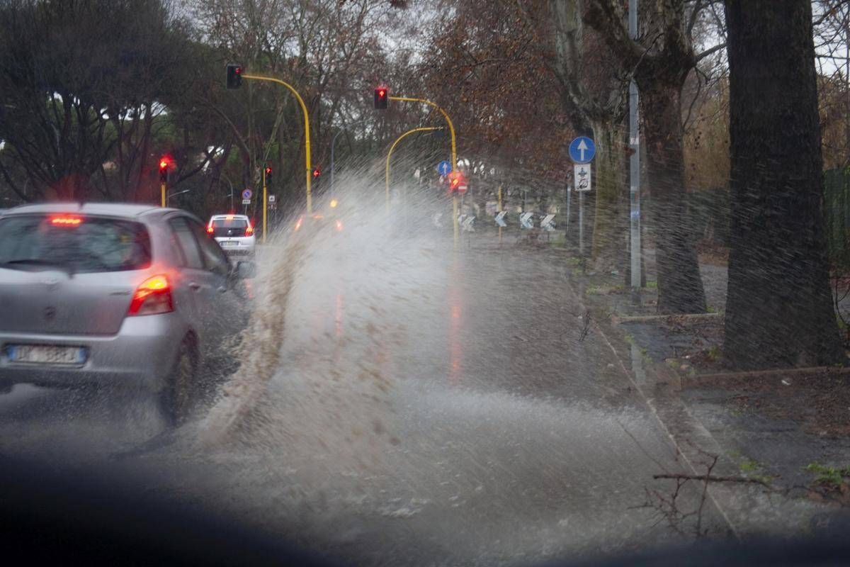 https://www.quotidianodelsud.it/wp-content/uploads/2026/09/maltempo-a-roma-strade-allagate.jpeg