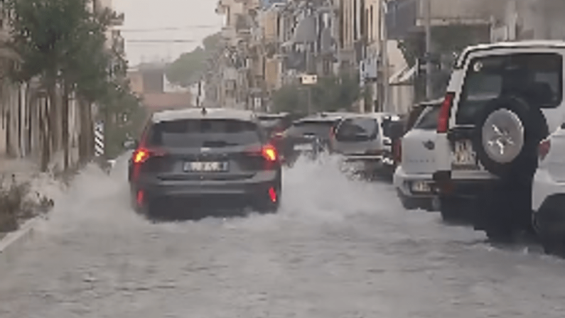 Maltempo in Toscana, bomba d’acqua su Empoli: 43 mm in mezz’ora, strade come fiumi