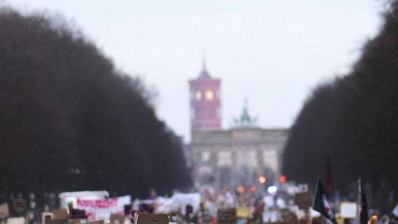 Proteste in Germania dopo voto per Afd in Sassonia‑Anhalt. L’allarme del Consiglio degli Ebrei: “Siamo inorriditi”