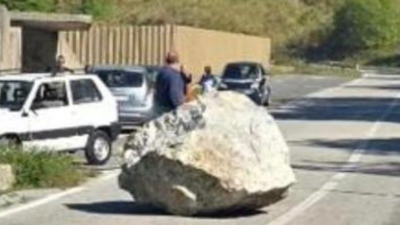 Piombano altri guai su Maratea: Cade un masso, chiusa la Sp3
