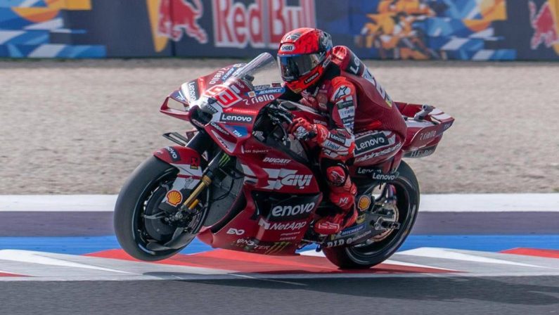 MotoGp, a San Marino cade Bezzecchi e Marquez vola in testa al Mondiale: ordine arrivo e classifica piloti