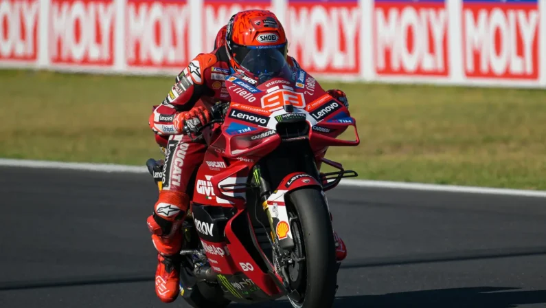 MotoGp, Marc Marquez trionfa a Misano davanti al fratello Alex. Fuori Bezzecchi e Bagnaia