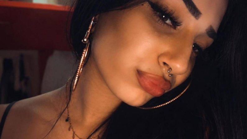 Musica techno e palloncini bianchi, l’ultimo saluto a Maria Spinelli: la 22enne italiana uccisa al rave in Svizzera