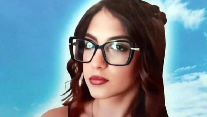 La mamma di Martina Carbonaro in aula con braccialetto elettronico: “Tucci trattato come figlio, non lo perdonerò mai”