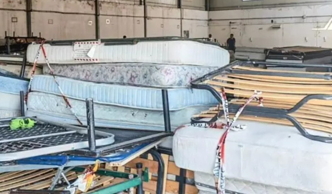 Case sovraffollate, sequestrati 500 materassi: a Palma Campania scoppia il caso