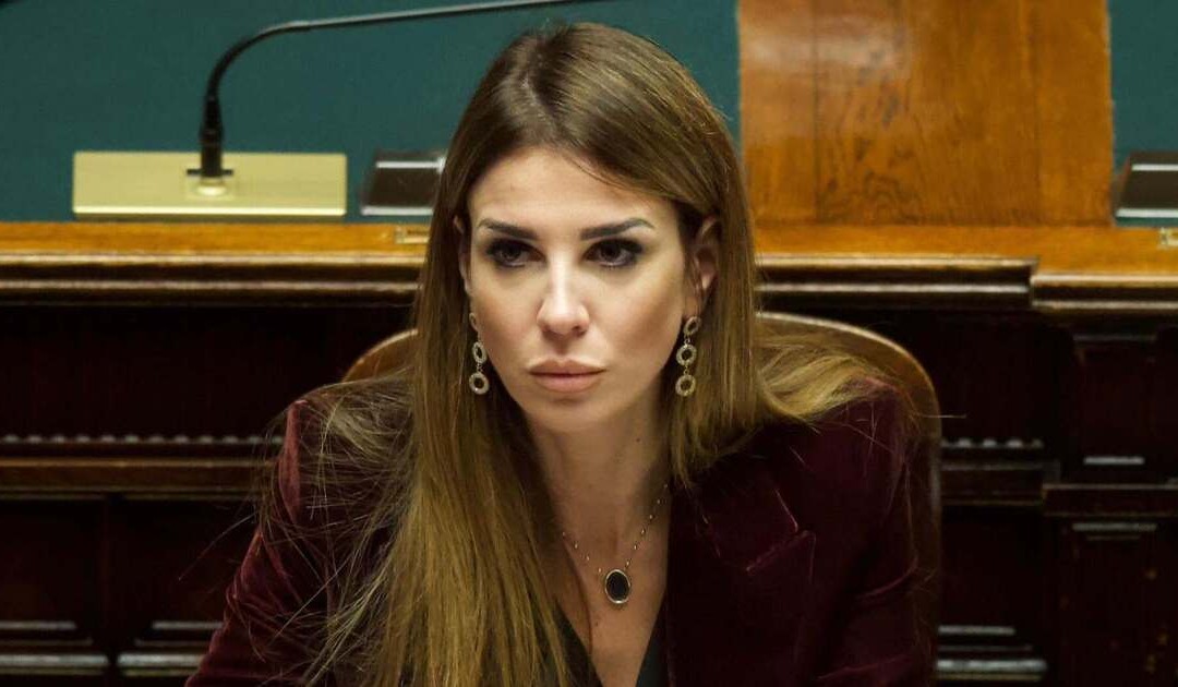 Siracusano spogliata della maglietta dall’Ai, Vannacci scivola sulla foto fake e infuria la polemica