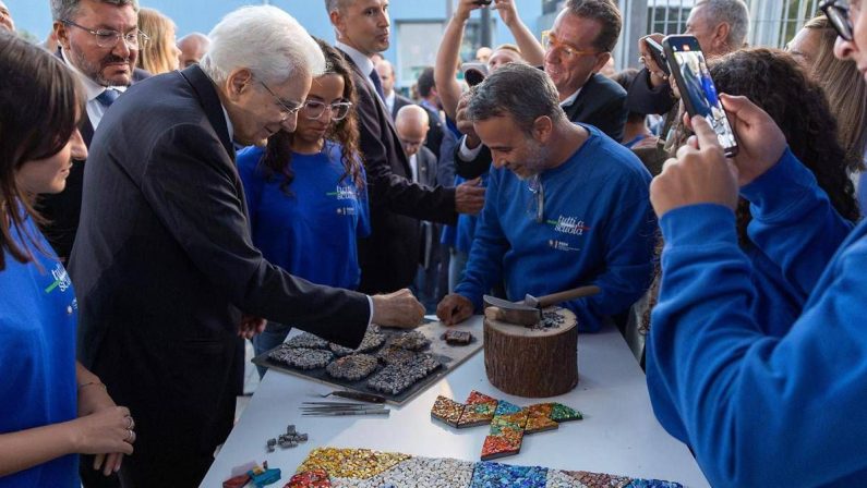 Scuola, l’alert di Mattarella “è leva integrazione”: intanto il governo lavora a tetto stranieri e stop burqa in classe