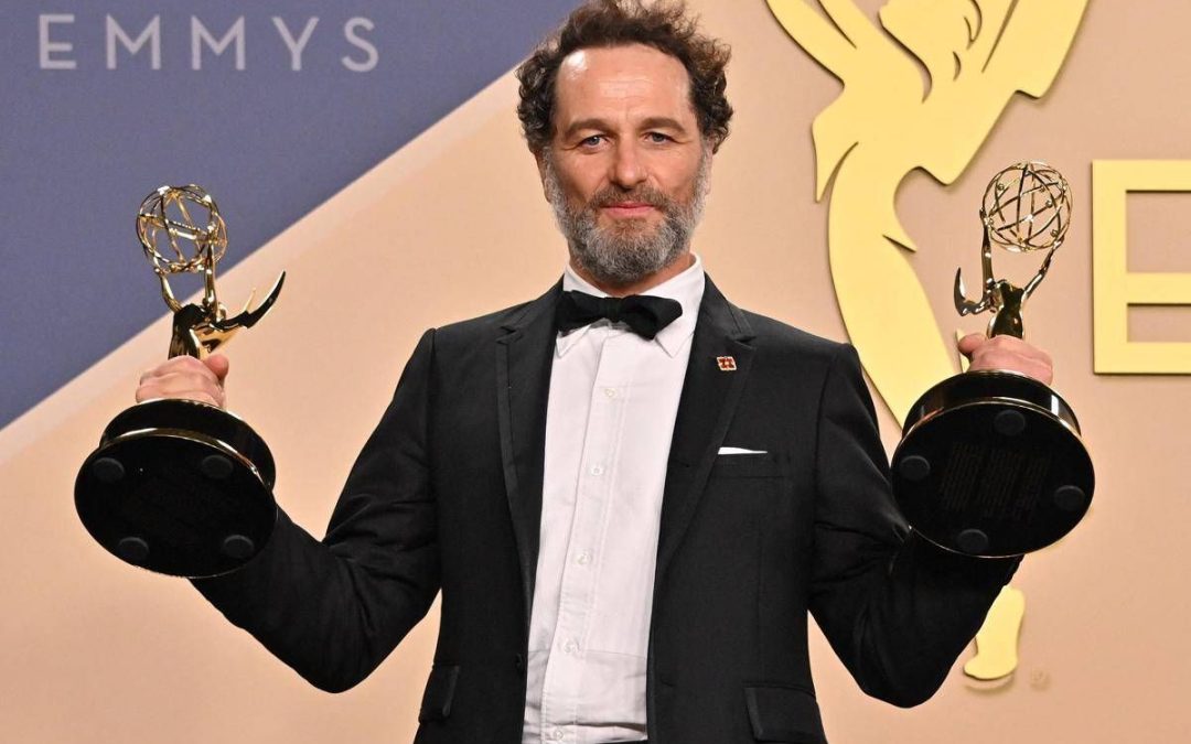 Emmy 2026, 14 premi a ‘Widow’s Bay’. Matthew Rhys e Jean Smart scrivono la storia