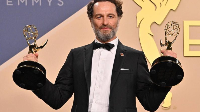 Emmy 2026, 14 premi a ‘Widow’s Bay’. Matthew Rhys e Jean Smart scrivono la storia