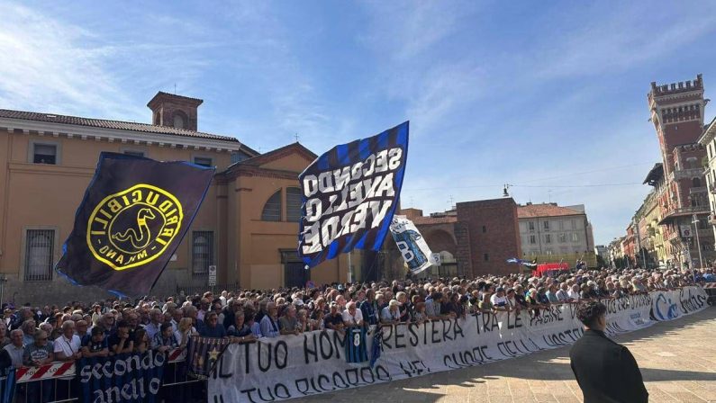 Funerali Mazzola a Milano: arrivati calciatori, dirigenti e tifosi per l’ultimo saluto alla leggenda dell’Inter