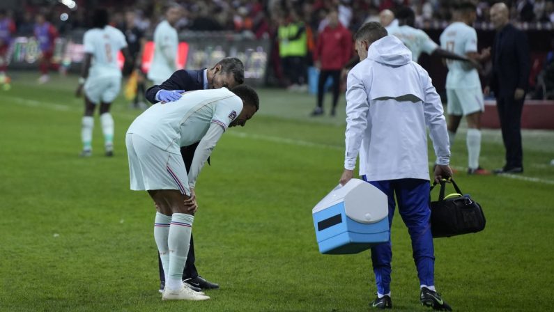 Mbappé out 10-12 giorni dopo l’infortunio in Nazionale: salta Italia-Francia, in dubbio per Roma-Real Madrid