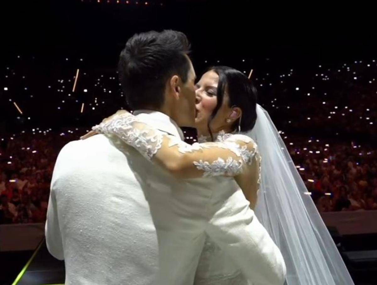 https://www.quotidianodelsud.it/wp-content/uploads/2026/09/mecontrote-bacio.jpeg