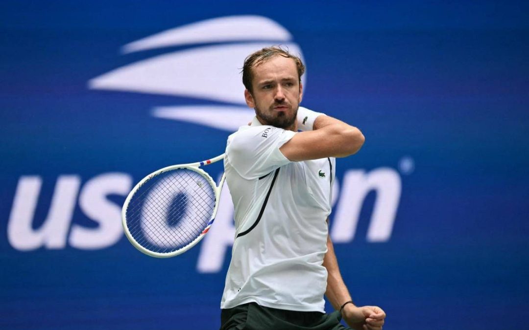 Due uccelli sulla rete e arbitro annulla il punto: furia Medvedev a US Open