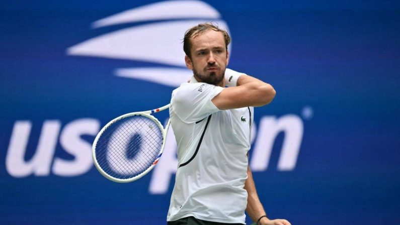 Due uccelli sulla rete e arbitro annulla il punto: furia Medvedev a US Open
