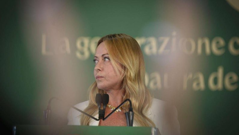 Sondaggio politico, calano Fratelli d’Italia e Futuro nazionale: le intenzioni di voto