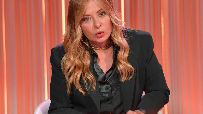 Meloni: “Avanti con il taglio delle tasse”. E sulla scuola: “Nessuno vuole cacciare bambini”
