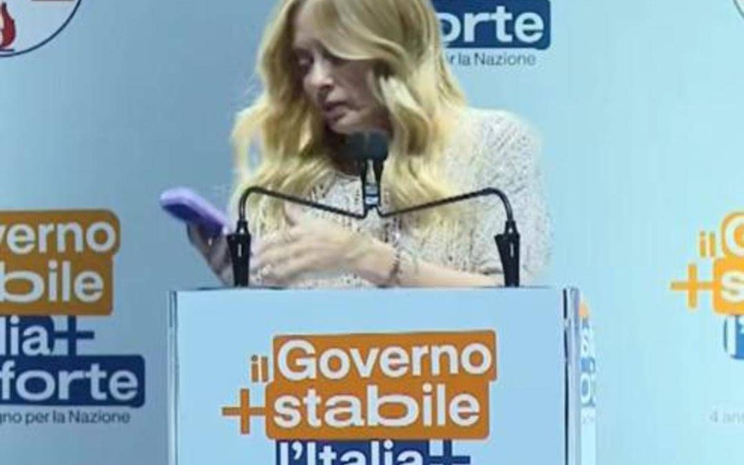 Meloni, la telefonata e il discorso interrotto a Bari: “È mia figlia, scusate…”