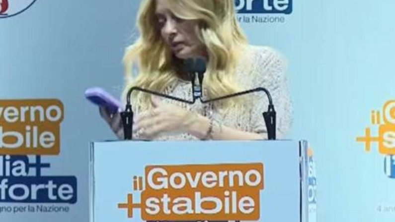 Meloni, la telefonata e il discorso interrotto a Bari: “È mia figlia, scusate…”